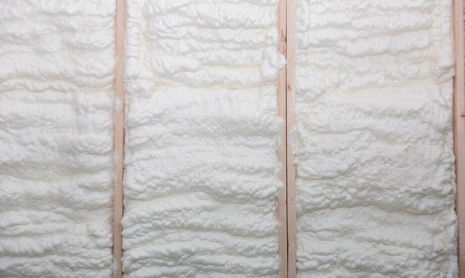 Ocieplanie pianką PUR a poprawa komfortu akustycznego wewnątrz budynku