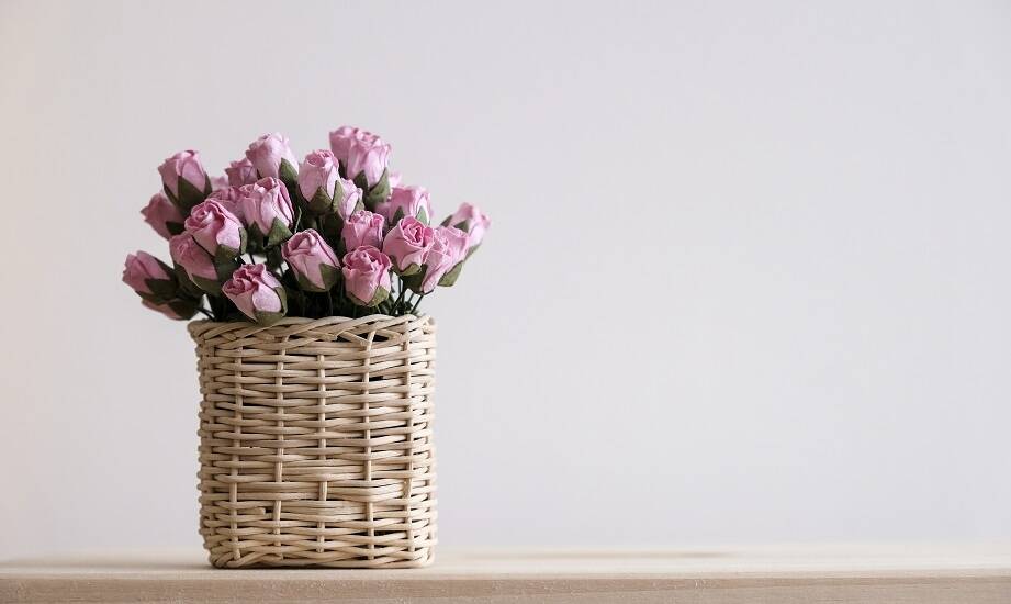 Koszyczki wiklinowe na kwiaty – wyjątkowe dekoracje sezonowe