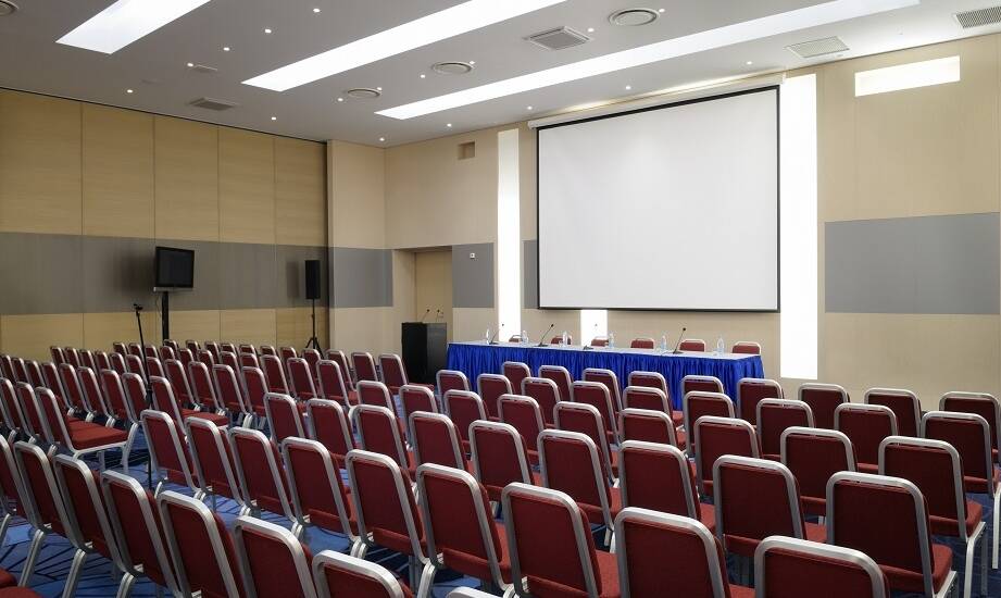 Techniczne wsparcie podczas konferencji w Hotelu Uroczysko: Sprzęt i usługi