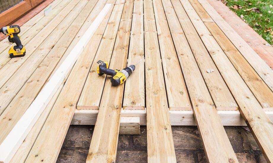 Proces produkcji desek tarasowych – od selekcji do gotowego produktu