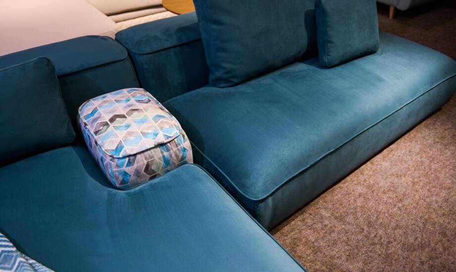 Jakie dodatki najlepiej uzupełniają narożnik Emma w salonie?