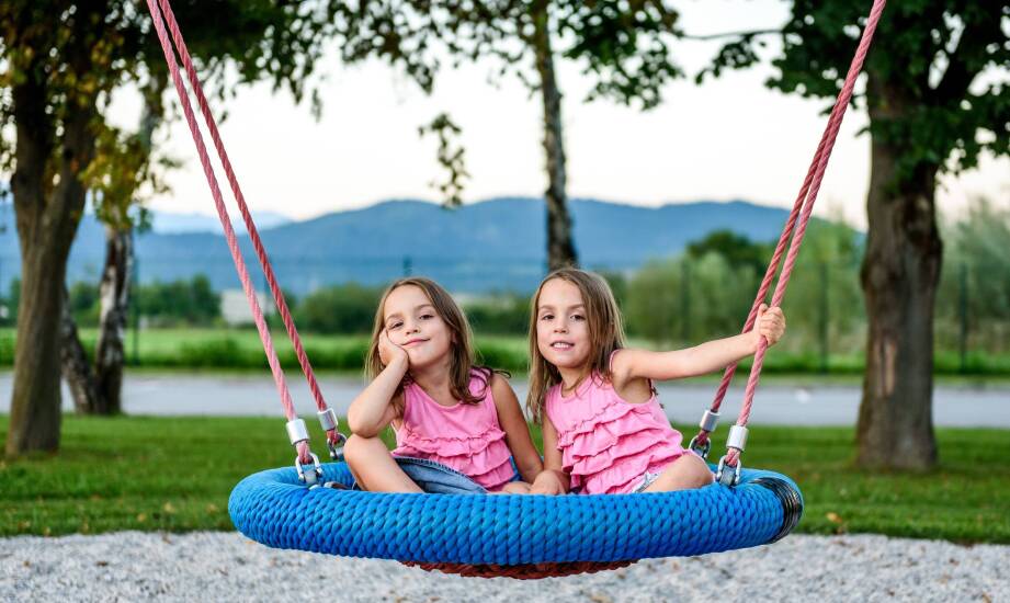 Huśtawka bocianie gniazdo: idealna opcja na prezent dla dziecka