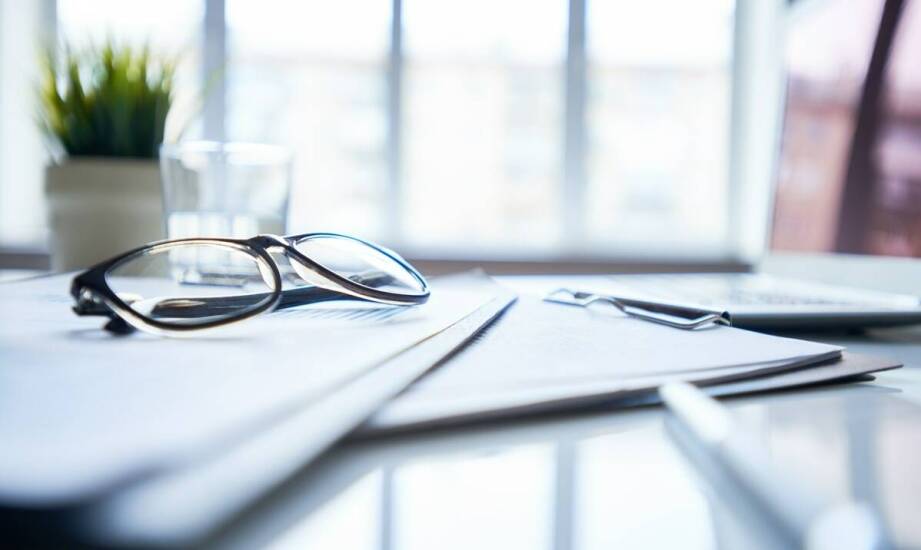 Jak technologia filtra światła niebieskiego działa w okularach korekcyjnych?