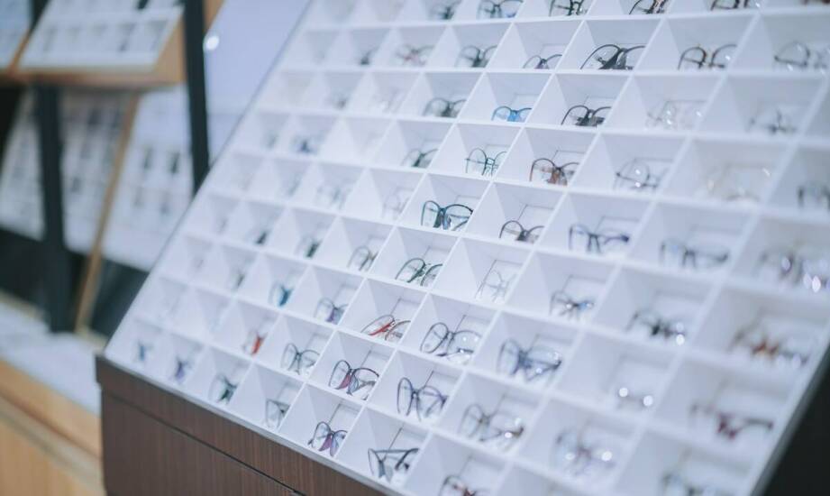 Jak wybrać idealne okulary? Różnorodność stylów i kształtów oprawek