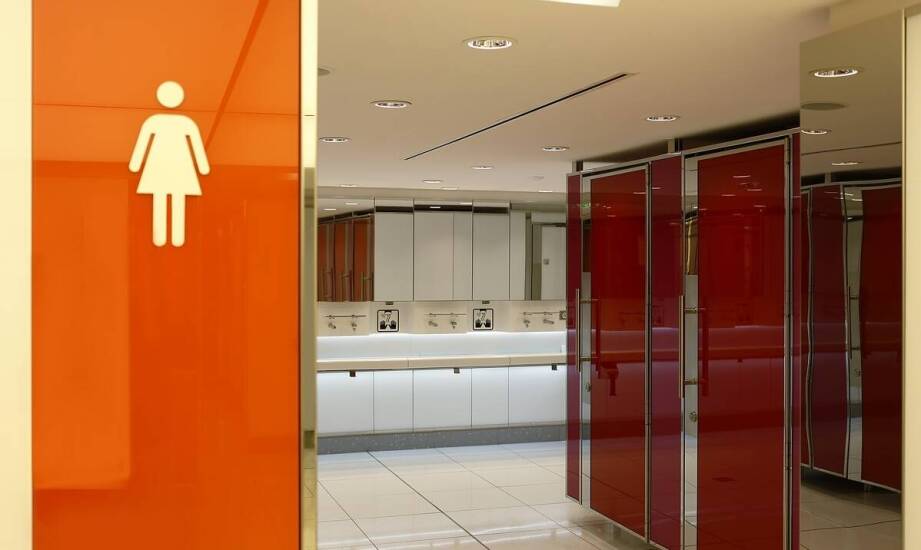 Jak elektronika zwiększa bezpieczeństwo w miejskich toaletach automatycznych?