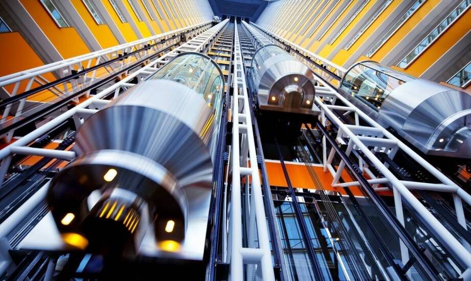 Jakie innowacje technologiczne dotyczą podnośników towarowych?