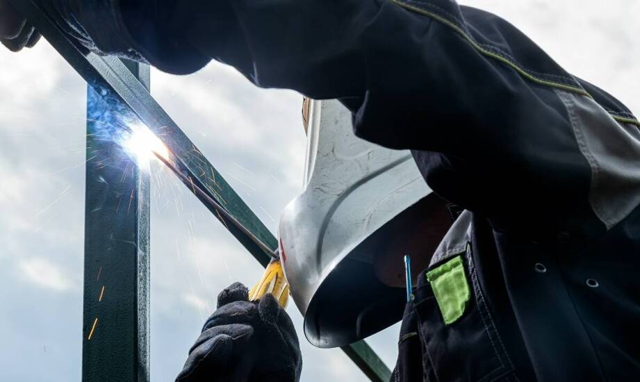 Kluczowe kroki w procesie montażu nowoczesnych hal stalowych