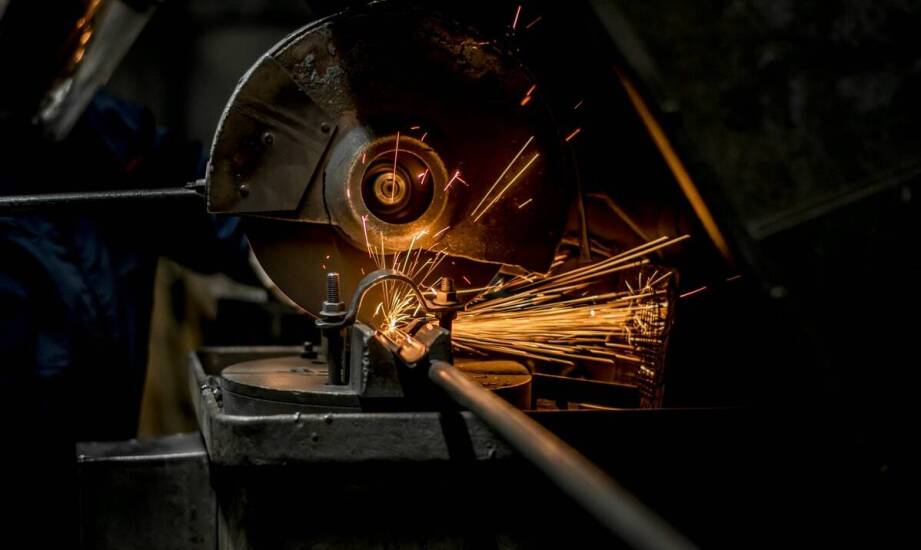 Jakie są wyzwania związane z cięciem dużych średnic prętów kutych?