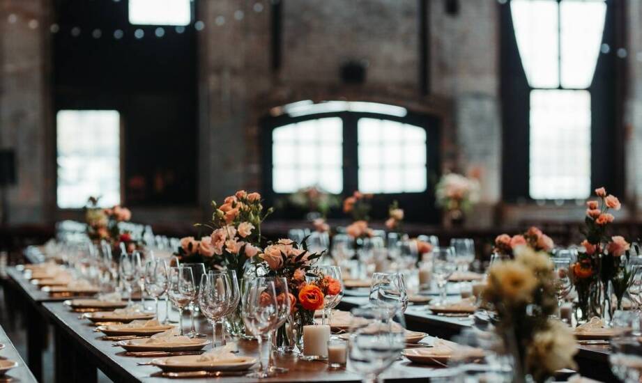 Rola wynajmu dekoracji świątecznych w tworzeniu niezapomnianych doświadczeń klientów