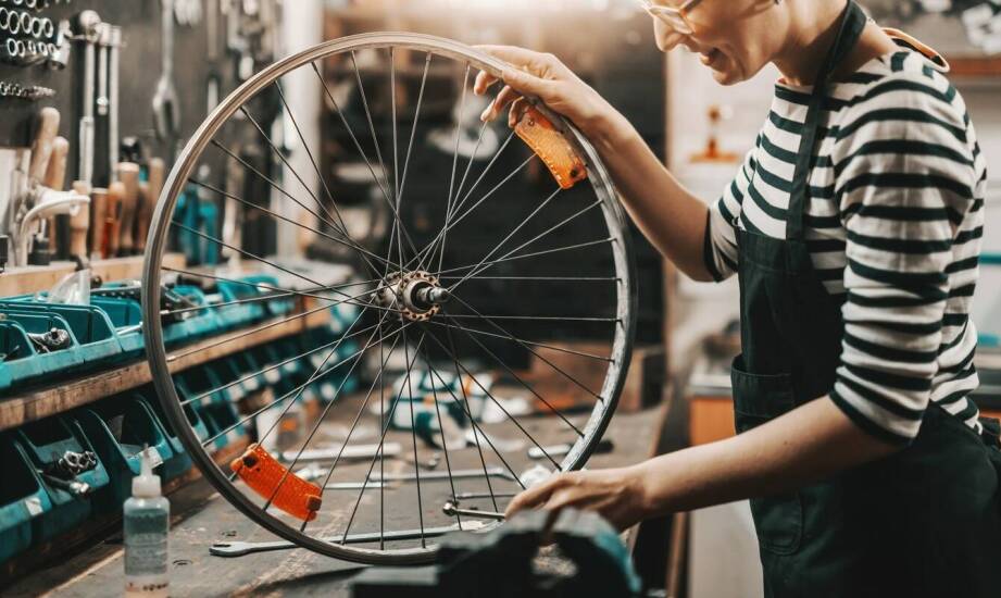 Dlaczego wybrać profesjonalną konserwację roweru w sklepie rowerowym?