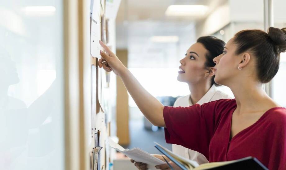 Jakie możliwości aranżacyjne dają tablice korkowe na wymiar?