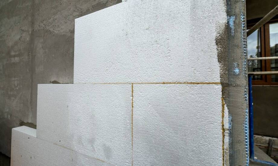 Jakie są kluczowe cechy płyt warstwowych w kontekście trwałości konstrukcji?