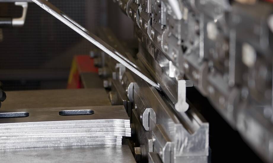 Znaczenie prasy krawędziowej w procesie tworzenia wyposażenia dla gastronomii