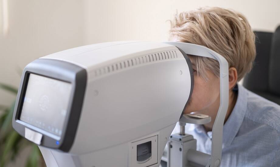 Dlaczego komputerowe badanie wzroku jest kluczowe przy wyborze soczewek kontaktowych?