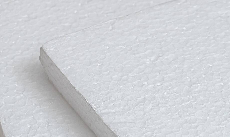 Zastosowanie styropianów spadkowych w nowoczesnych dachach płaskich