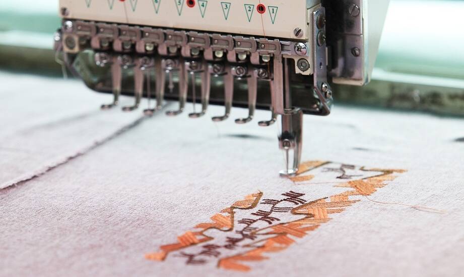 Sztandary haftowane: Jakie korzyści przynosi wykorzystanie mieszanki tkanin?