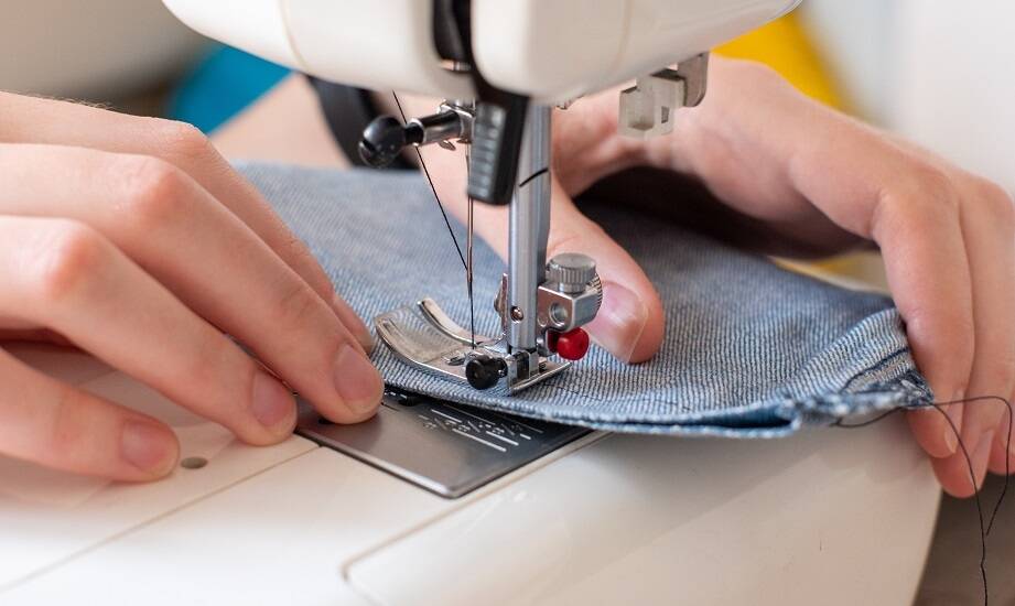 Specjalistyczne poprawki krawieckie: od zwężania po zmiany fasonów