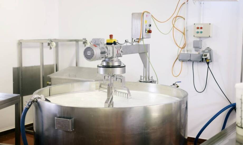 Jakie czynniki wpływają na wybór lokalizacji dla schładzalnika mleka na farmie?