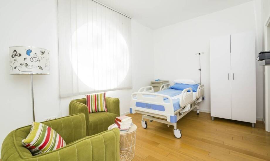 Nowoczesne łóżka dla chorych - jakie funkcje ułatwiają opiekę?