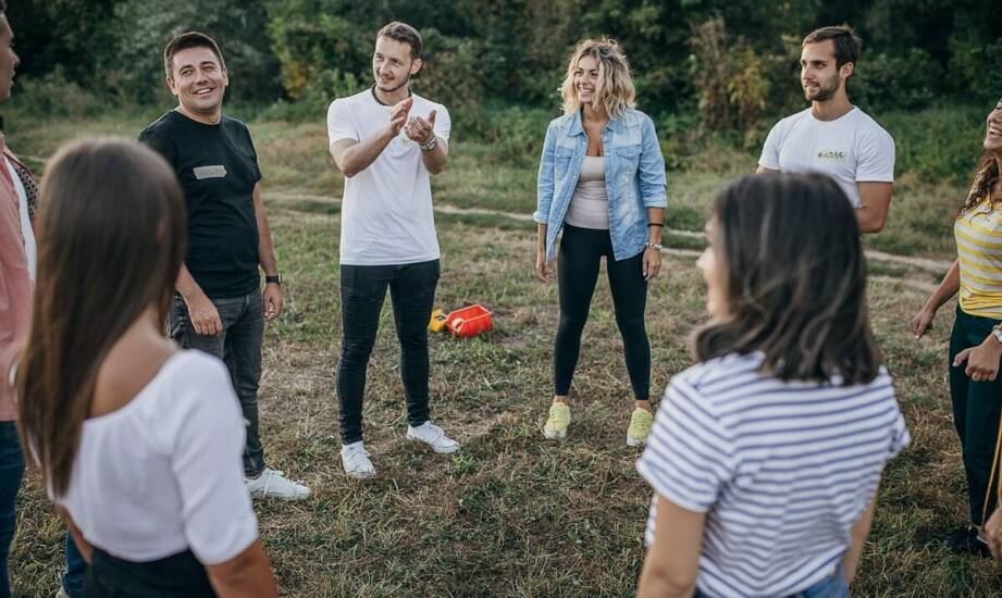 Jakie są korzyści z organizacji imprez plenerowych na polu namiotowym w Wielkopolsce?