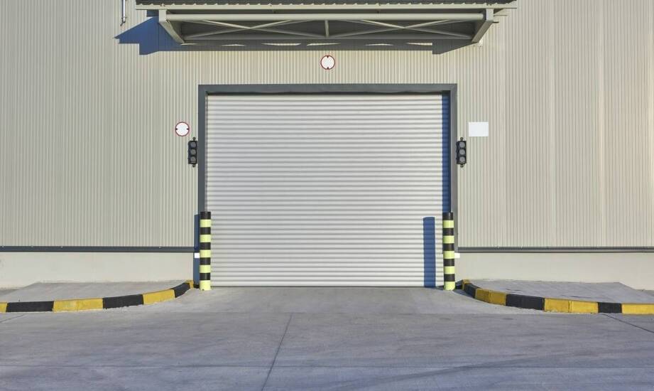 Jakie są kluczowe korzyści z instalacji drzwi serwisowych w firmie?