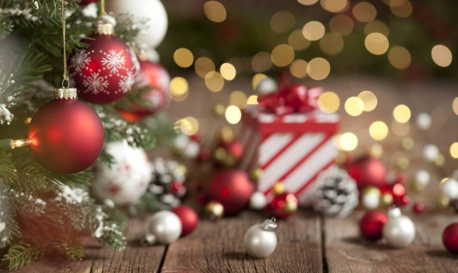 Zastosowanie techniki postarzania w projektach bombek decoupage – krok po kroku