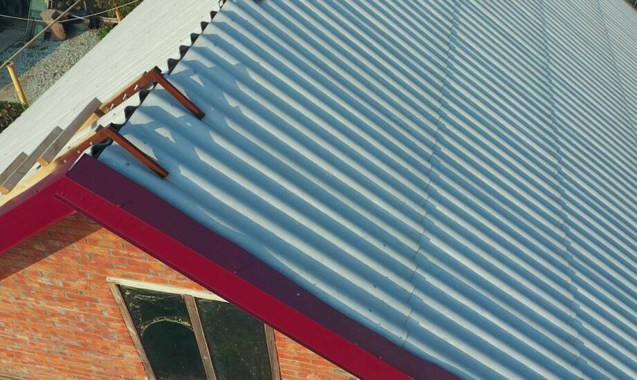 Porównanie blach trapezowych i blach na rąbek pod kątem zastosowania w Otwocku