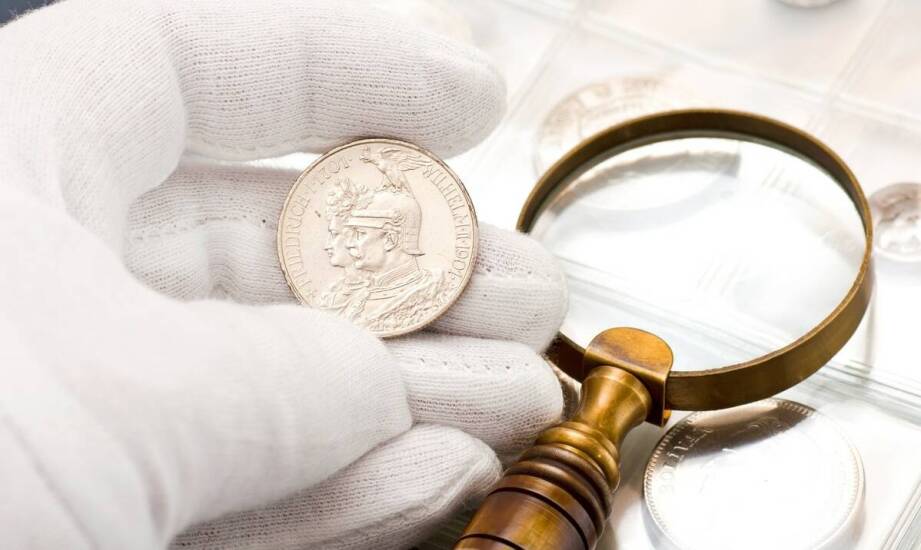 Wpływ historycznych inskrypcji na wartość medali – co wiedzieć przed sprzedażą?