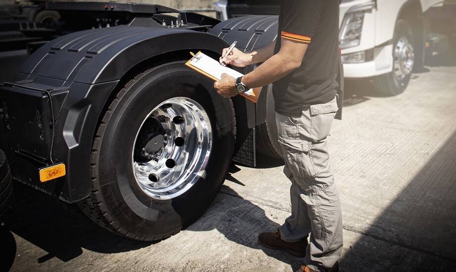 Znaczenie regularnych przeglądów opon w utrzymaniu floty ciężarowej