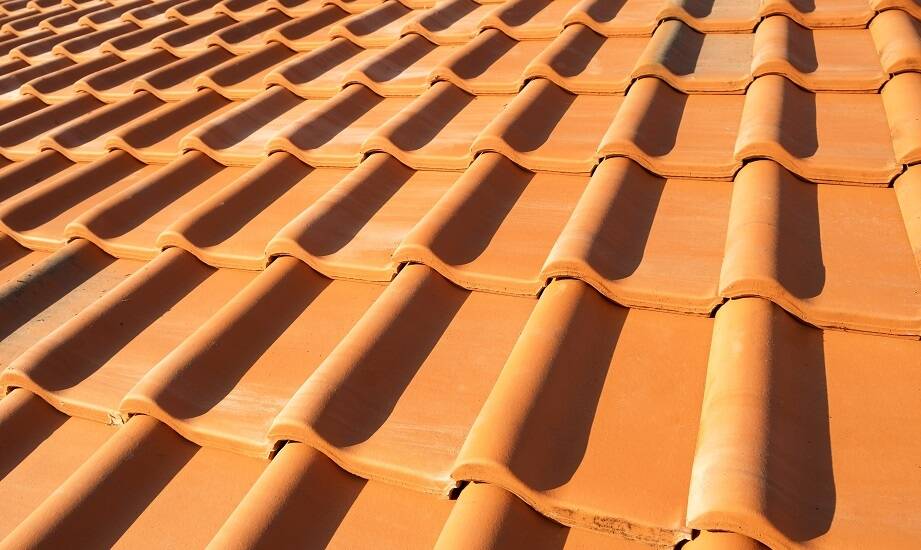 Dachówki ceramiczne – trwałość i elegancja dla Twojego domu