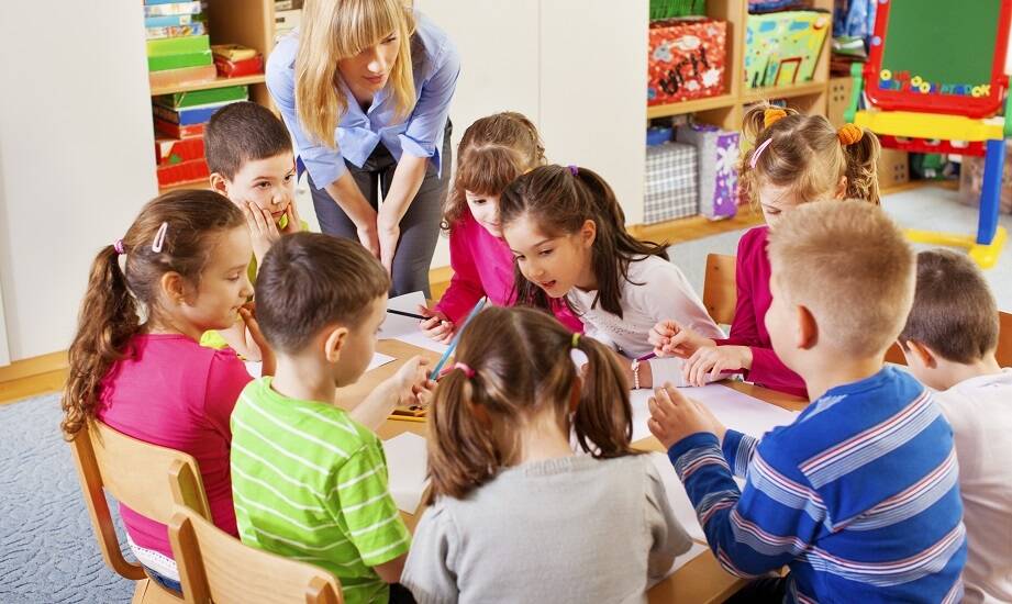 Integracyjne podejście do nauki w przedszkolu: Jak rozwijać współpracę między dziećmi?