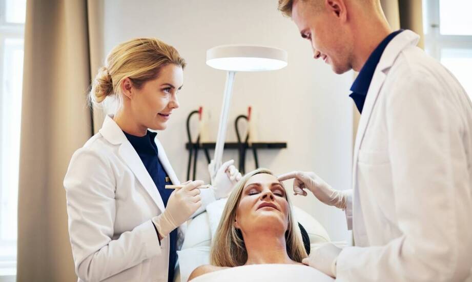 Na czym polega powiększanie ust kwasem hialuronowym?