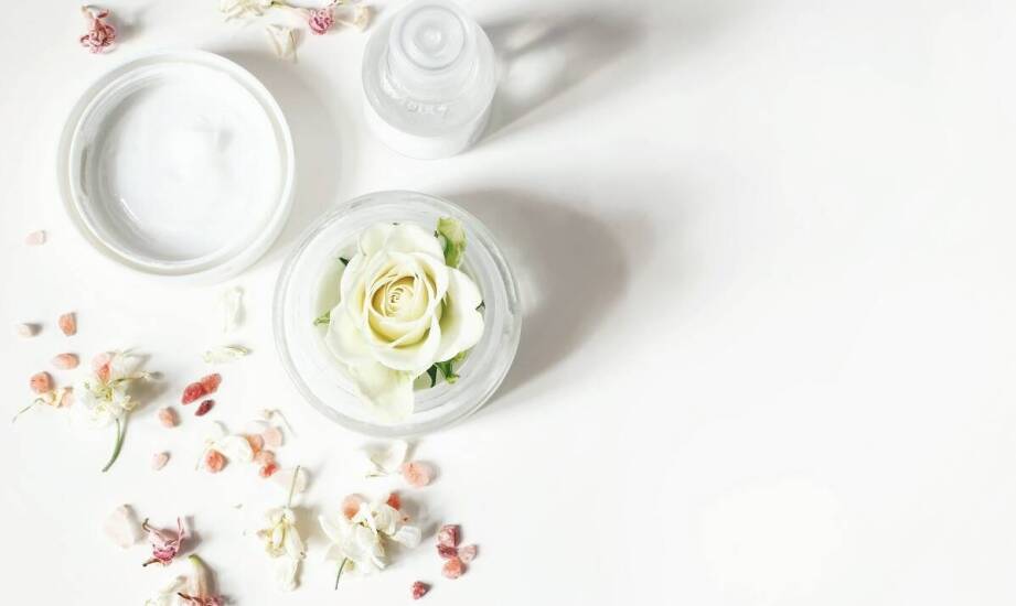 W jaki sposób naturalne kosmetyki wpływają na kondycję skóry?