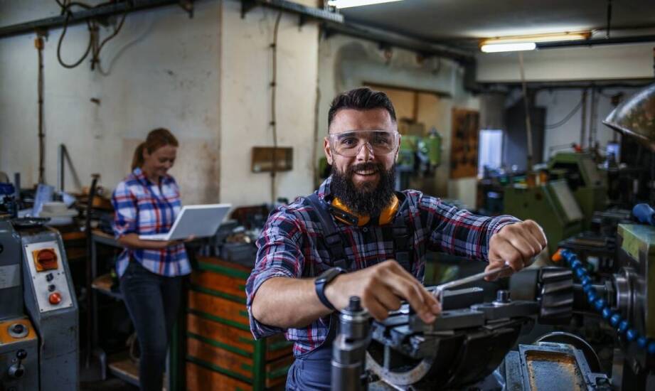 Wpływ zatrudniania pracowników z Ukrainy na wydajność produkcji obróbki metalu