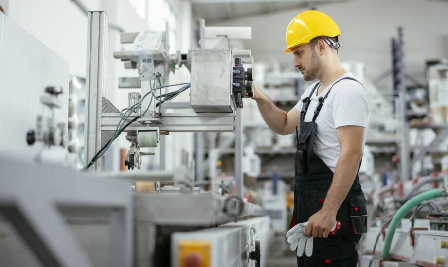 Jak techniczne przeglądy wpływają na koszty utrzymania magazynu?