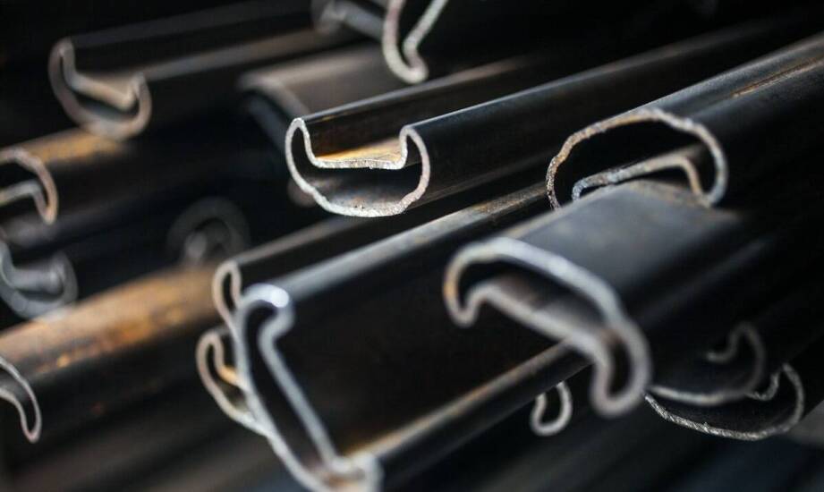 Rola stalowych szablonów w redukcji odpadów podczas procesu klejenia