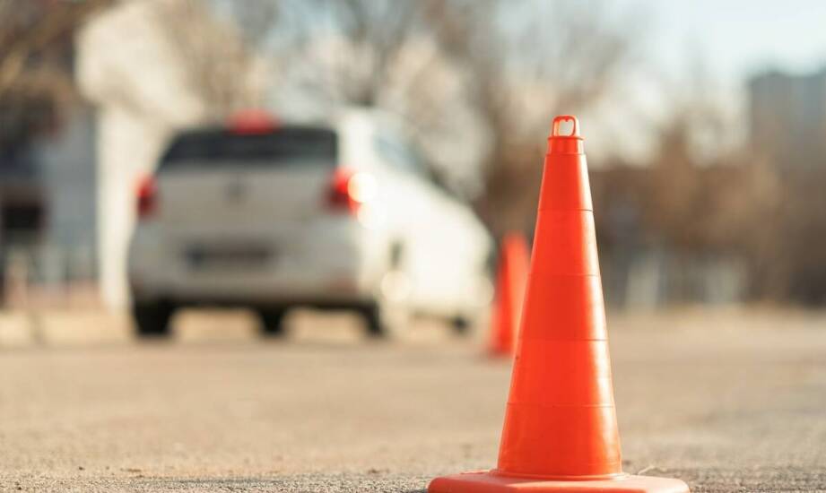 Jakie są kluczowe aspekty nauki jazdy na placu manewrowym?