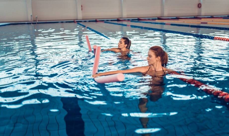 Dlaczego rehabilitacja w wodzie jest efektywna podczas kursów pływania dla dorosłych?