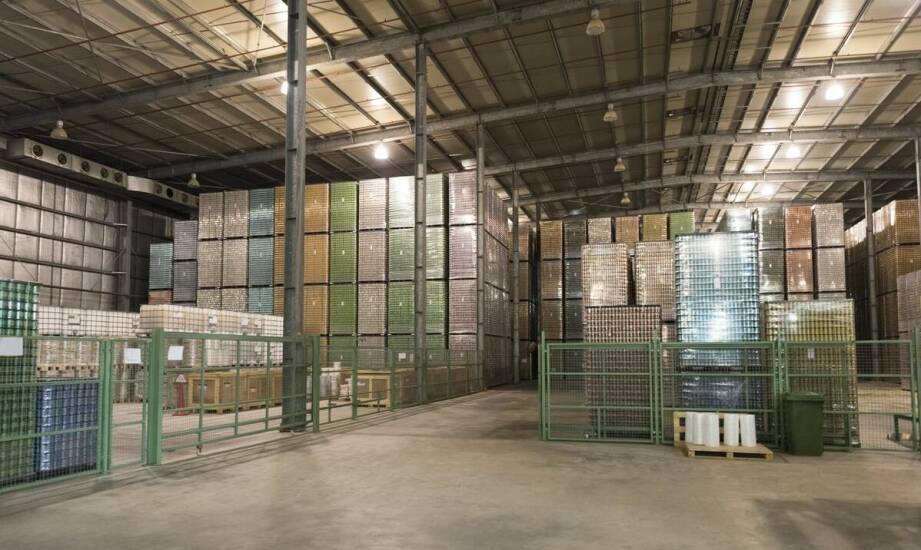 Jak sztaplowane pojemniki plastikowe optymalizują przestrzeń magazynową?