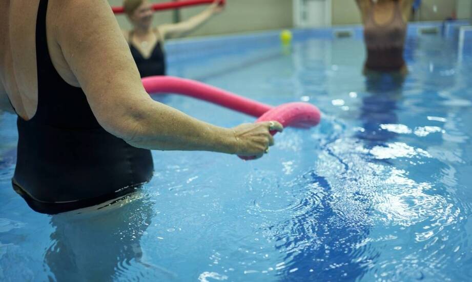 Rehabilitacja w wodzie – jak wspiera proces nauki pływania dla dorosłych