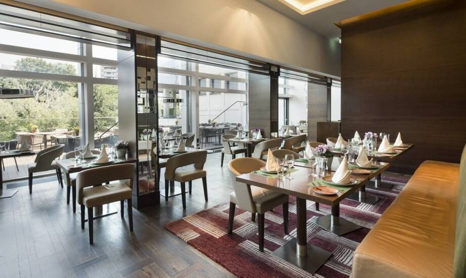 Profesjonalna obsługa kelnerska na przyjęciu komunijnym