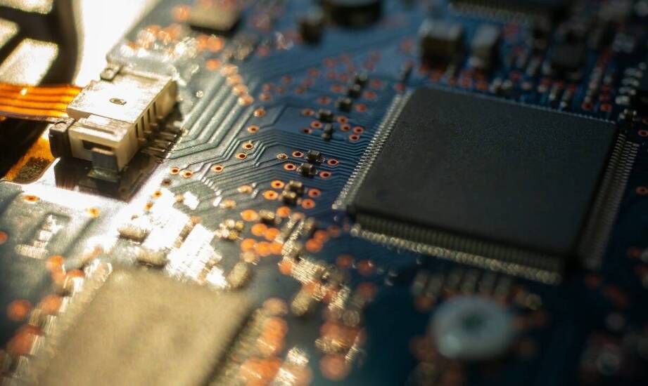 Jakie etykiety foliowe samoprzylepne wybrać do oznaczania elektroniki?