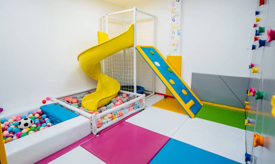 Jak zrównoważony rozwój wpływa na produkcję sal zabaw?