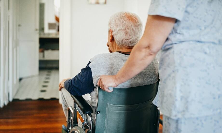 Jak opiekunka do osoby starszej może pomóc w organizacji rehabilitacji w Warszawie?