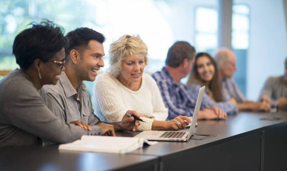 Korzyści z uczestnictwa w konwersacyjnych grupach online na kursach francuskiego