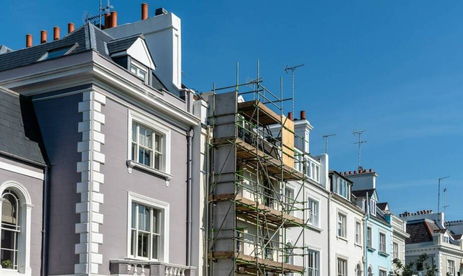 Jakie technologie stosowane są w odnowieniu elewacji w miastach?
