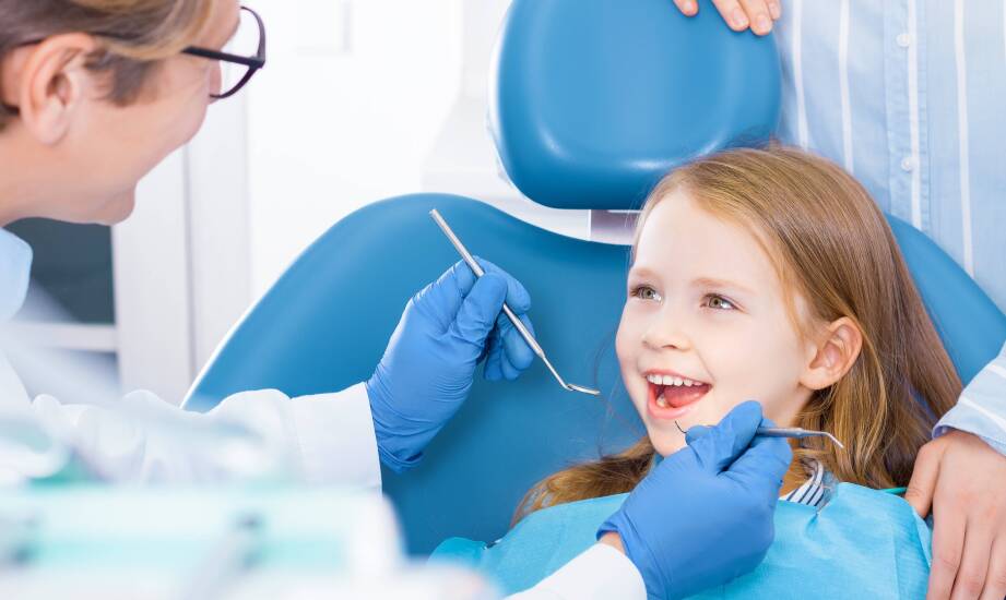 W jaki sposób stomatologia dla dzieci wspiera edukację rodziców na temat higieny jamy ustnej?