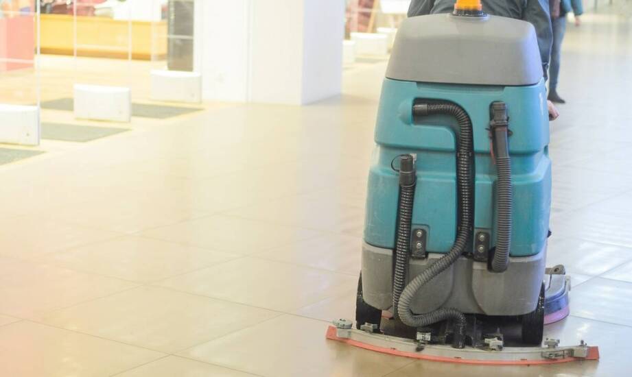 Jak skuteczne jest maszynowe czyszczenie posadzek w halach garażowych?