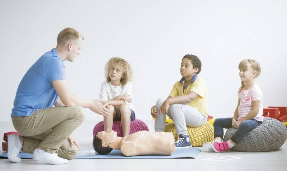 Jakie są kluczowe elementy szkoleń z zakresu pierwszej pomocy w firmie?