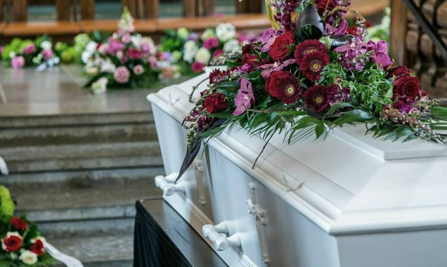 Jakie są wyzwania związane z organizacją ceremonii pogrzebowej?